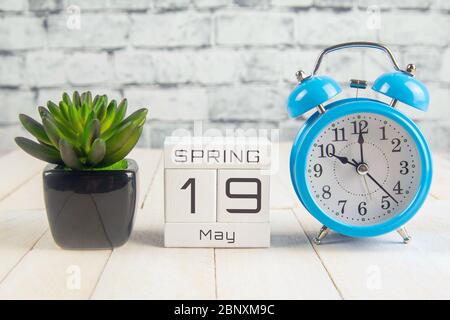 Mai 19 auf dem Holzkalender.der neunzehnte Tag des Frühlingsmonats, ein Kalender für den Arbeitsplatz. Feder Stockfoto