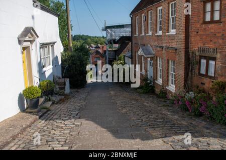 Arundel, West Sussex, Großbritannien, 15. Mai 2020. Alte gepflasterte Straße in der historischen Stadt Arundel. Stockfoto