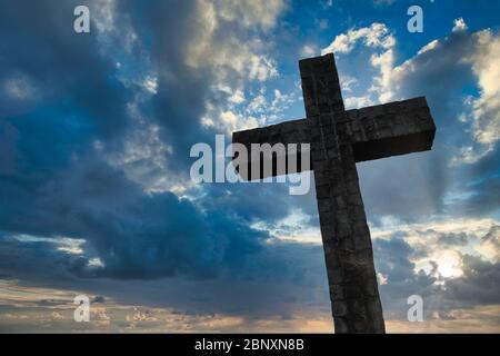 Ein Kreuz in einem Sonnenuntergang Himmel, Blick nach oben zum Himmel. Stockfoto