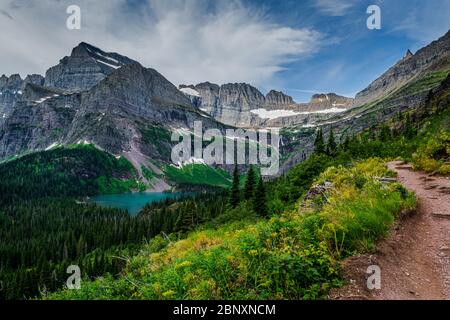 Der türkisblaue Lower Grinnell Lake kommt entlang des Grinnell Lake Trail im Glacier Nationa Park in Sicht. Gold und grüne Farbtöne sorgen für einen schönen Rücken Stockfoto