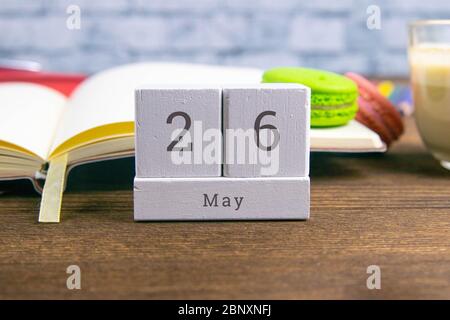 Mai 26 auf dem Holzkalender.der 26. Tag des Frühlingsmonats, ein Kalender für den Arbeitsplatz. Feder Stockfoto