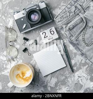 Mai 26 auf dem Holzkalender.der 26. Tag des Frühlingsmonats, ein Kalender für den Arbeitsplatz. Feder Stockfoto