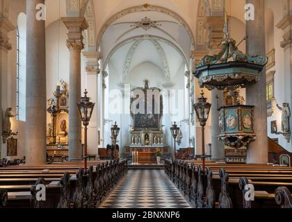 DEUTSCHLAND, DÜSSELDORF - 7. NOVEMBER 2019: Blick durch das Hauptschiff der Kirche St. Maximilian am 7. November 2019 in Düsseldorf Stockfoto