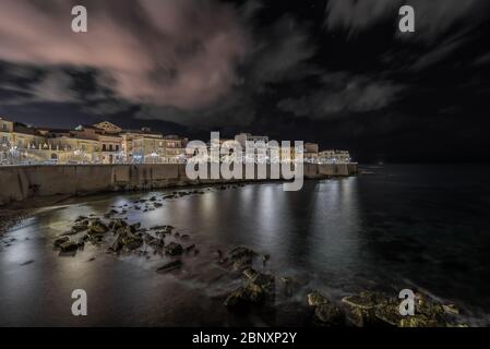 Syrakus Sizilien. Die Strandpromenade von Ortigia beleuchtet in der Nacht Stockfoto