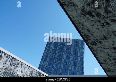 Allianz Suisse und CAP in Wallisellen, Schweiz. Versicherungsgesellschaft und Rechtsschutz Versicherung. Modernes Gebäude besteht aus einem Turm und einem Platz. Stockfoto