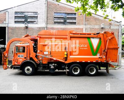 Medellin, Kolumbien, Oktober 15 2019: Ein emvarias garbaje LKW wurde von der Gasabfallwirtschaft in Medellin Kolumbien bewegt Stockfoto