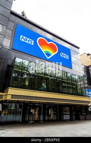 16 Mai 2020 London, UK - Darstellung eines Regenbogenherzes als NHS Dankesbotschaft während der Sperrung der Coronavirus-Pandemie an der Fassade des Odeon Leicester Square Kinos Stockfoto