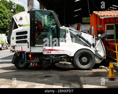 Medellin, Kolumbien, Oktober 15 2019: Eine Kehrmaschine parkt am Hauptsitz von emvarias Abfallwirtschaft Stockfoto