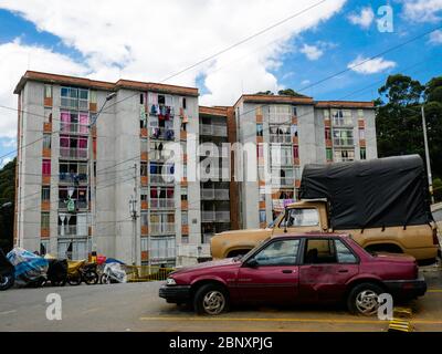 Medellin, Kolumbien, Oktober 15 2019: Ein armes Viertel mit Sozialgebäuden und einem beschädigten Auto in einem der Hügel von Medellin´s Stockfoto