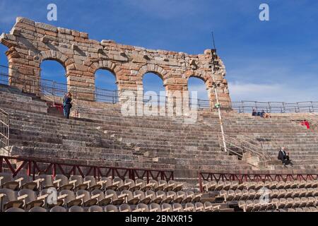 VERONA, Italien - 15. Mai, 2019: die Menschen in der Arena von Verona, Verona, Italien. Die Arena von Verona ist ein Römisches Amphitheater in Piazza Bra Stockfoto