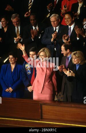 Hillary Clinton winkt, nachdem sie von Präsident Bill Clinton anerkannt wurde, bevor sie die Rede zur Lage der Union vor dem Kongress am 27. Januar 1998 in Washington, D.C. ablieferte. Sie steht mit der ersten Dame von links nach rechts: Elaine Kinslow, Kommandant des Space Shuttle Col. Robert Cabana, Dr. Harold Varmus, Direktor der National Institutes of Health, und Tipper Gore. Stockfoto