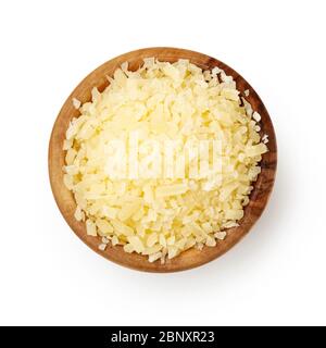 Geriebener Käse Parmesan in Holzschüssel isoliert auf weißem Hintergrund. Ansicht von oben von Scheiben Käse. Stockfoto