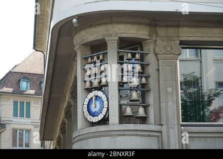 Glockenspiel, Bahnhofstrasse Zürich, Glocken verschiedener Größen rund um die Uhr in der Zürcher Altstadt platziert. Die Bels spielen manchmal eine Melodie. Stockfoto