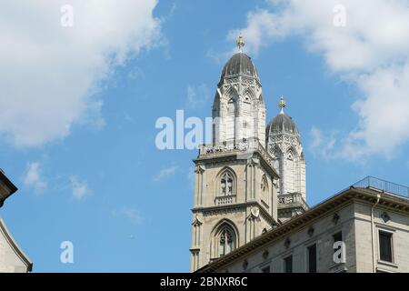 Zwei Türme der Grossmünster-Kirche in Zürich, Schweiz mit blauem Himmel und einer weißen Wolke im Hintergrund. Stockfoto