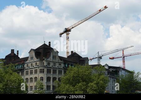 Hstorical Center, Altstadt von Zürich mit drei Kranichen im Hintergrund. Sie sind Symbol für den Wiederaufbau und die Erneuerung historischer Gebäude Stockfoto