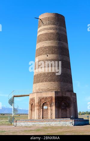 Burana Tower im Chuy Valley in Kirgisistan, in der Nähe von Tokmok. Der einzige Überbleib der antiken Stadt Balasagun der Karakhaniden. Stockfoto