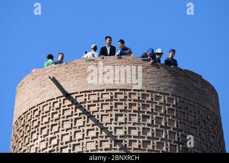 Kirgisische Kinder freuen sich auf dem Burana Tower im Chuy Valley im Norden Kirgisistans. Junge zentralasiatische Studenten lächeln. Stockfoto