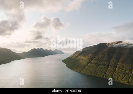 Malerischer Blick auf den Sonnenuntergang vom Gipfel des Klakkur in der Nähe von Klaksvik auf der Insel Kalsoy, Färöer, Dänemark. Landschaftsfotografie Stockfoto