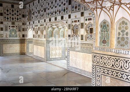 Spiegelsaal (Sheesh Mahal) in Amber Fort in der Nähe von Jaipur (Rajasthan, Indien) Stockfoto