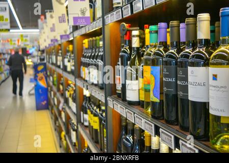 Toskana, Italien 04/11/20: Eleganter, köstlicher italienischer Wein in Flaschen in den Gängen eines Lebensmittelladens. Schmackhafter feiner Rotwein und Weißwein, Chianti, Bru Stockfoto