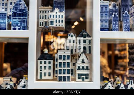 Amsterdam, Niederlande - 9. September 2018: Souvenirshop mit Miniaturen alter traditioneller schiefer Häuser in Amsterdam, Niederlande Stockfoto