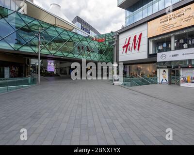 London. GROSSBRITANNIEN. 16. Mai 2020 zur Mittagszeit. Großer Blickwinkel des Westfield Stratford City Shopping Centre am Samstag während der Lockdown. Stockfoto