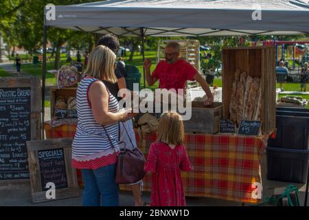 Menschen einkaufen auf dem Bauernmarkt im Freien, an einem suny-Tag. Stockfoto