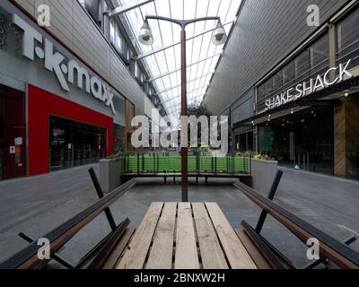 London, Großbritannien. 16. Mai 2020 zur Mittagszeit. Großer Blickwinkel von geschlossenen Geschäften in Westfield Stratford City am Samstag während der Lockdown. Stockfoto