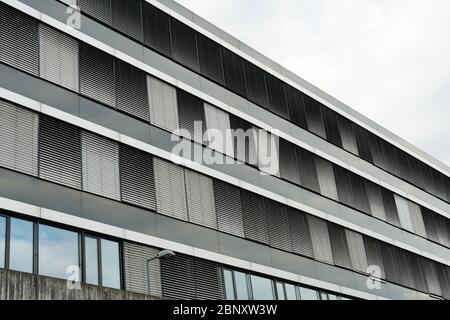 Fassade eines Firmengebäudes. Die Fenster sind mit Außenjalousien, bestehend aus dünnen horizontalen Lamellen geschlossen durch Verschließen abgedeckt Stockfoto