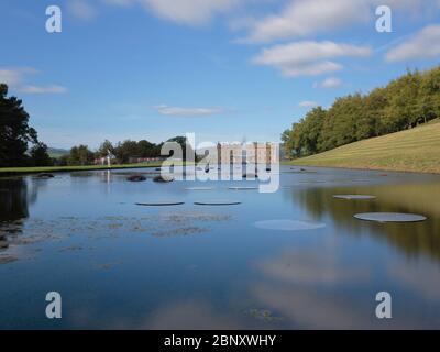 Chatsworth House und der Kaiserbrunnen vom Canal Pond im Peak District National Park Stockfoto