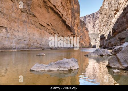 Ein Abschnitt des Rio Grande Flusses, der durch den Santa Elena Canyon, Big Bend National Park, Texas, fließt Stockfoto