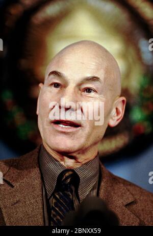 Der englische Schauspieler Sir Patrick Stewart spricht im National Press Club am 4. Dezember 1997 in Washington, D.C. Stockfoto
