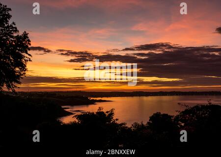 Farbenfroher Sonnenaufgang in Anchieta, Bundesstaat Espirito Santo, Brasilien Stockfoto