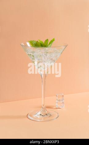 Cocktail-Drink mit Eis und Minzblättern im martiniglas Stockfoto