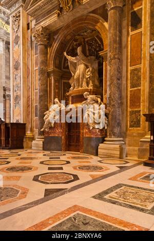 Große Marmorstatue in der Petersbasilika in der Vatikanstadt Rom Stockfoto