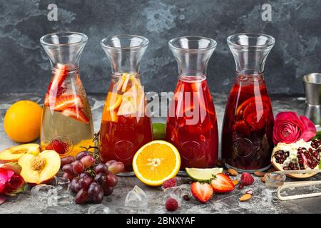 Sommer Früchte Beeren Getränke. Frische Getränke und Säfte. Orange, Pfirsich, Traube, Granatapfel, Erdbeere Stockfoto