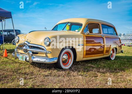 Daytona Beach, FL / USA- 24. November 2018: Gelber 1949 Ford Woody 2-türiger Kombi beim Daytona Türkei Run im Herbst 2018. Stockfoto