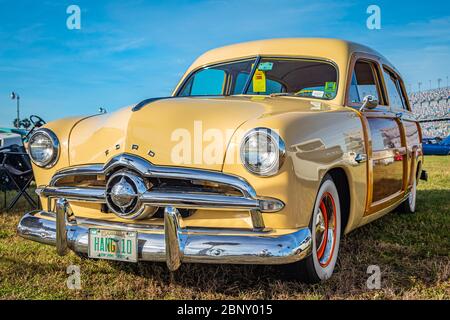 Daytona Beach, FL / USA- 24. November 2018: Gelber 1949 Ford Woody 2-türiger Kombi beim Daytona Türkei Run im Herbst 2018. Stockfoto