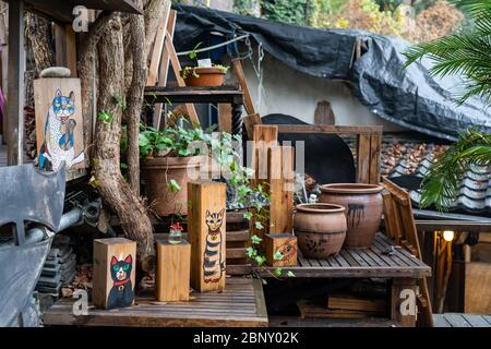 Neko-no-Hosomichi Cat Alley in Onomichi City. Viele echte und ornamentale Katzen (fukuishi-neko), malerische Cafés und Galerien auf dieser engen Straße. Hiro Stockfoto