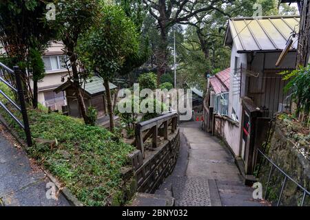 Neko-no-Hosomichi Cat Alley in Onomichi City. Viele echte und ornamentale Katzen (fukuishi-neko), malerische Cafés und Galerien auf dieser engen Straße. Hiro Stockfoto