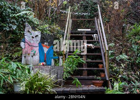 Neko-no-Hosomichi Cat Alley in Onomichi City. Viele echte und ornamentale Katzen (fukuishi-neko), malerische Cafés und Galerien auf dieser engen Straße. Hiro Stockfoto