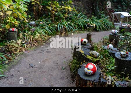 Neko-no-Hosomichi Cat Alley in Onomichi City. Viele echte und ornamentale Katzen (fukuishi-neko), malerische Cafés und Galerien auf dieser engen Straße. Hiro Stockfoto