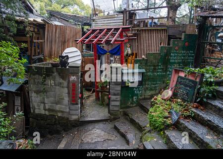 Neko-no-Hosomichi Cat Alley in Onomichi City. Viele echte und ornamentale Katzen (fukuishi-neko), malerische Cafés und Galerien auf dieser engen Straße. Hiro Stockfoto