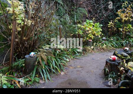 Neko-no-Hosomichi Cat Alley in Onomichi City. Viele echte und ornamentale Katzen (fukuishi-neko), malerische Cafés und Galerien auf dieser engen Straße. Hiro Stockfoto