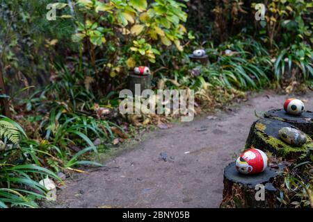 Neko-no-Hosomichi Cat Alley in Onomichi City. Viele echte und ornamentale Katzen (fukuishi-neko), malerische Cafés und Galerien auf dieser engen Straße. Hiro Stockfoto