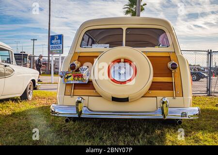 Daytona Beach, FL / USA- 24. November 2018: Gelber 1949 Ford Woody 2-türiger Kombi beim Daytona Türkei Run im Herbst 2018. Stockfoto