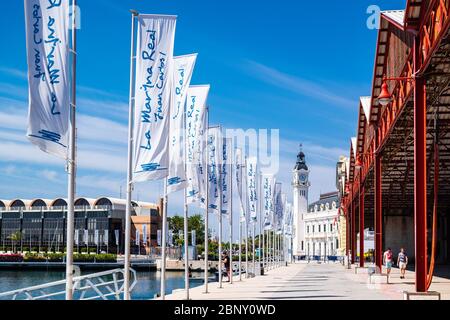 Valencia, Spanien: 14. Juni 2015 - Touristen spazieren durch die Gegend von La Marina de València, Spanien Stockfoto