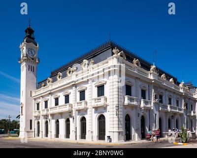 Valencia, Spanien: 14. Juni 2015 - Uhrgebäude im Hafen von Valencia in der Gegend von La Marina de València, Spanien Stockfoto