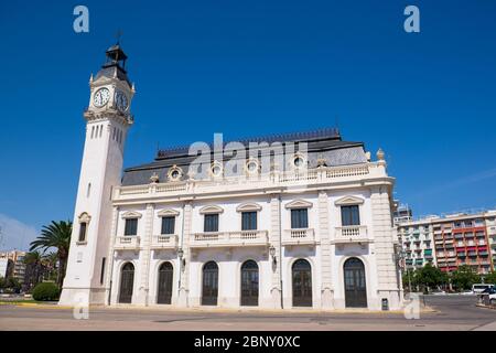 Valencia, Spanien: 14. Juni 2015 - Uhrgebäude im Hafen von Valencia in der Gegend von La Marina de València, Spanien Stockfoto