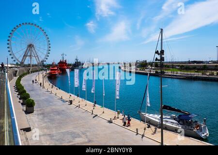 Valencia, Spanien: 14. Juni 2015 - Panoramablick auf den Hafen von Valencia mit dem Riesenrad im Hintergrund Stockfoto